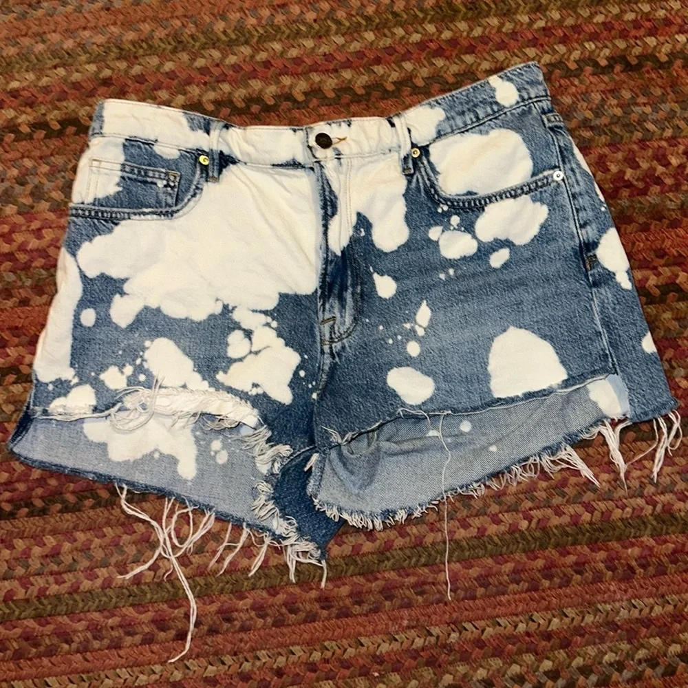 FRAME LE ULTRA BAGGY SPOTTED BLEACH DENIM CUT OFF SHORTS